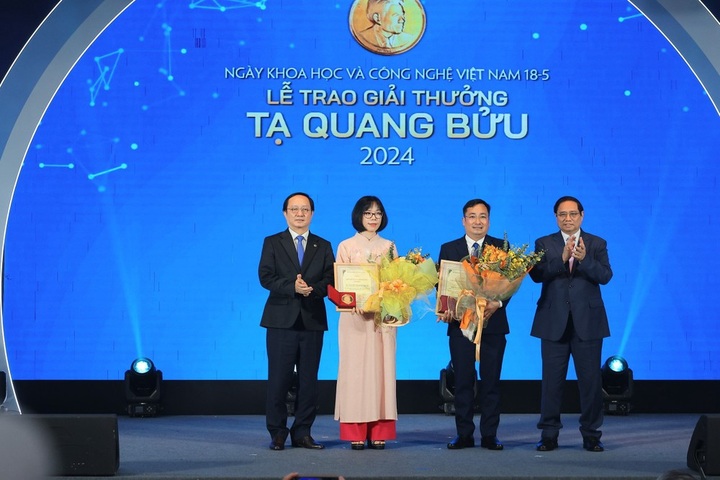 Physic, environmental scientists granted Ta Quang Buu Awards 2024 - 1 Physic, environmental scientists granted Ta Quang Buu Awards 2024 - 1