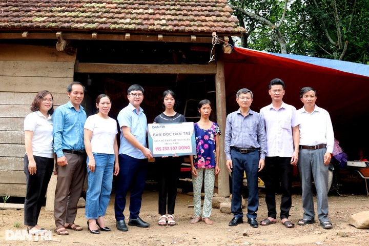 Poor Quang Binh teenager receives help to continue studies - 1 Poor Quang Binh teenager receives help to continue studies - 1