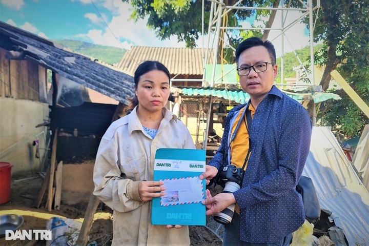 Dantri/Dtinews sends emergency aid to Nghe An flood victims - 3 Dantri/Dtinews sends emergency aid to Nghe An flood victims - 3