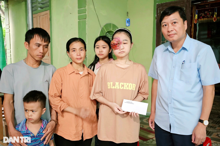 Poor Nghe An woman receives nearly VND1 billion for cancer treatment - 2 Poor Nghe An woman receives nearly VND1 billion for cancer treatment - 2