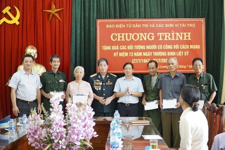 Dantri transfers donations to war invalids and martyrs - 2