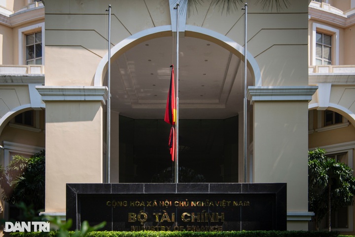 Flags flown at half-mast to honour Party General Secretary Nguyen Phu Trong - 6 Flags flown at half-mast to honour Party General Secretary Nguyen Phu Trong - 6