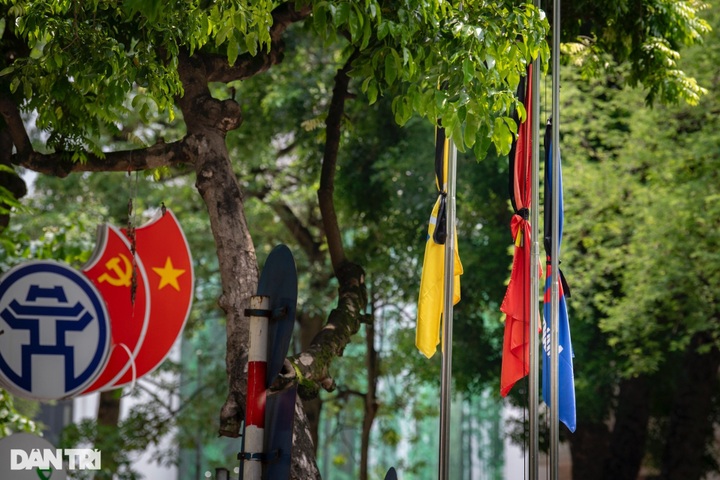Flags flown at half-mast to honour Party General Secretary Nguyen Phu Trong - 1 Flags flown at half-mast to honour Party General Secretary Nguyen Phu Trong - 1