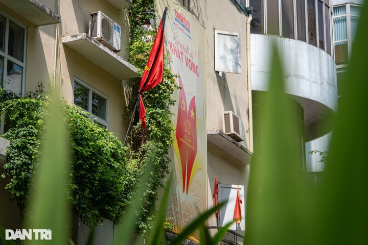 Flags flown at half-mast to honour Party General Secretary Nguyen Phu Trong - 7 Flags flown at half-mast to honour Party General Secretary Nguyen Phu Trong - 7