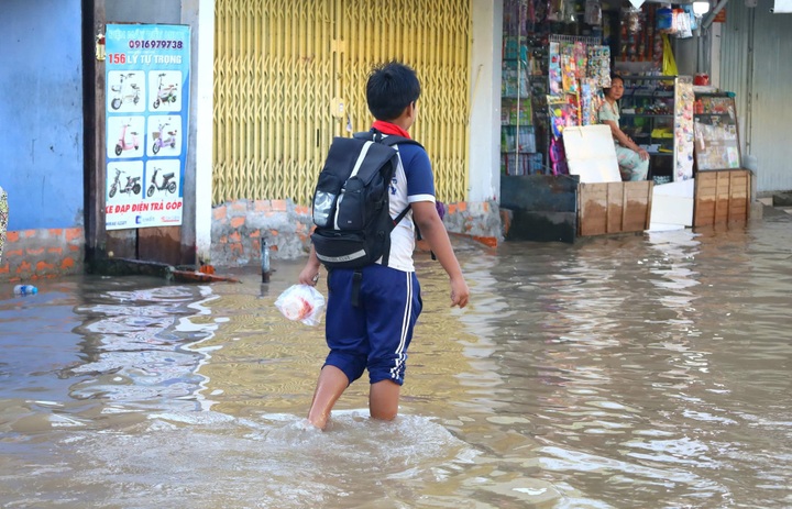 Can Tho streets seriously flooded by rising tides - 5