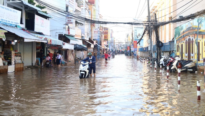 Can Tho streets seriously flooded by rising tides - 4
