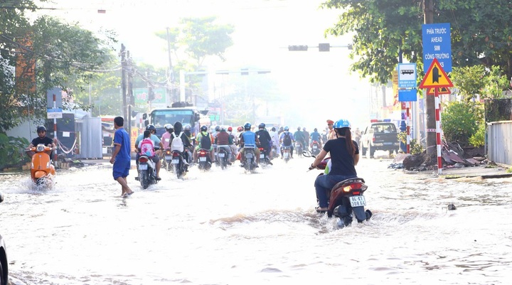 Can Tho streets seriously flooded by rising tides - 3