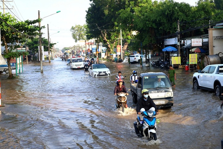 Can Tho streets seriously flooded by rising tides - 1