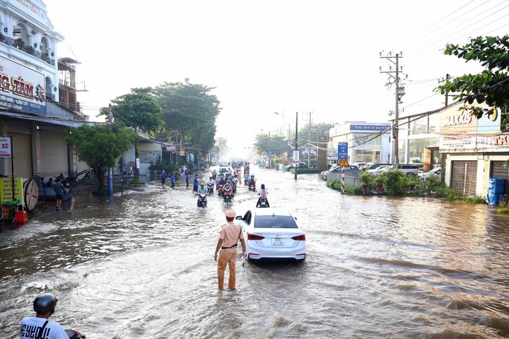 Can Tho streets seriously flooded by rising tides - 7