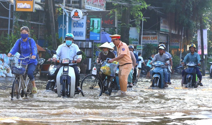 Can Tho streets seriously flooded by rising tides - 6