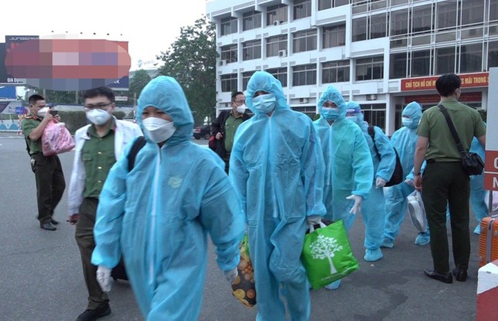 Chinese illegal migrants deported from HCM City - 1
