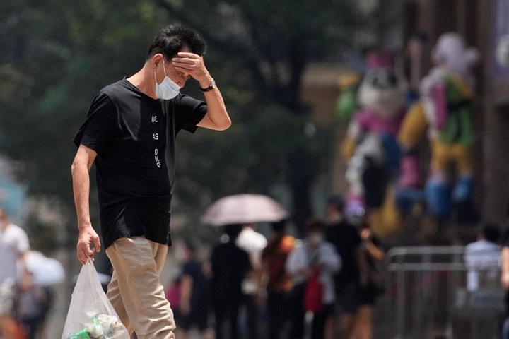Record temperatures in Shanghai as heatwave bakes China - 1