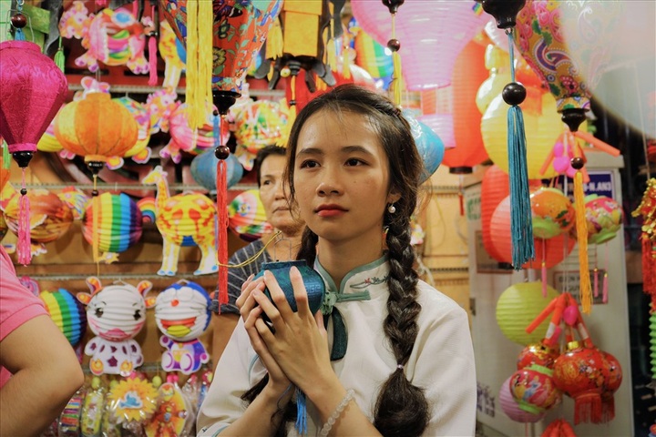 Colourful HCM City street attracts young people - 3