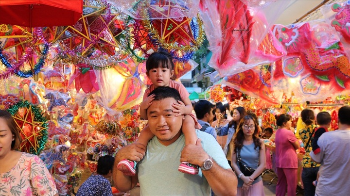 Colourful HCM City street attracts young people - 4