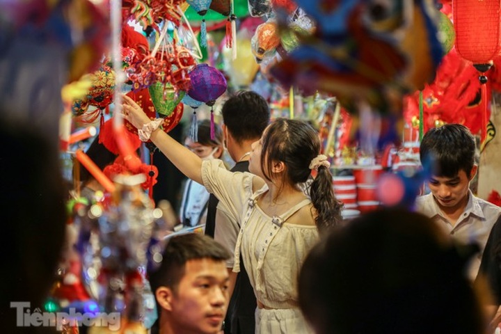 Hanoi streets jammed as Mid-Autumn Festival nears - 7