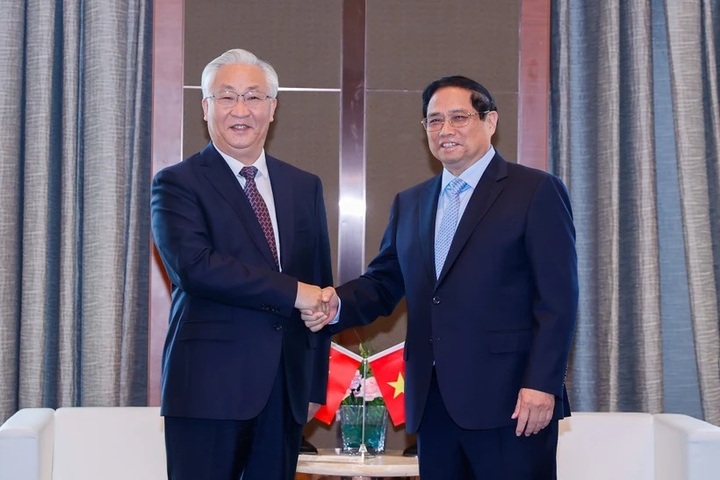 Vietnamese PM receives Chinese Vice Premier in Beijing - 1