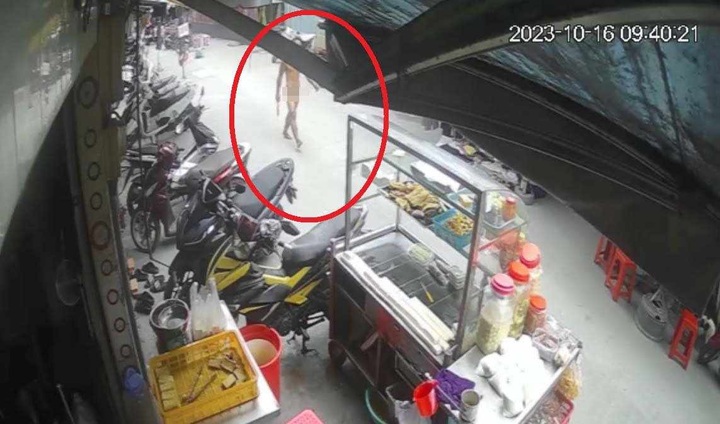 Naked man kills himself after HCM City knife attacks - 1