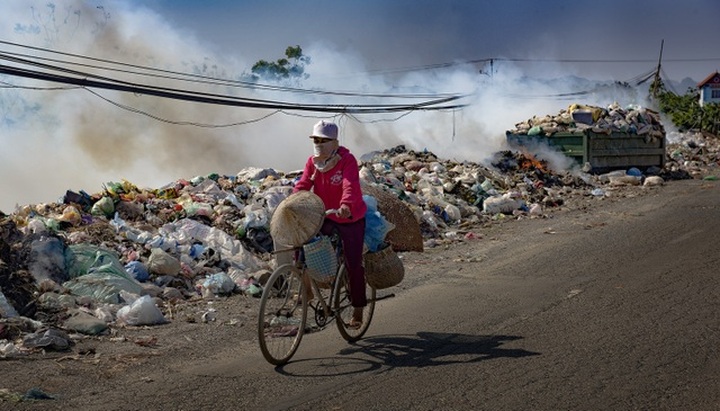Exhibition showcases urban pollution in Vietnam - 7 Exhibition showcases urban pollution in Vietnam - 7