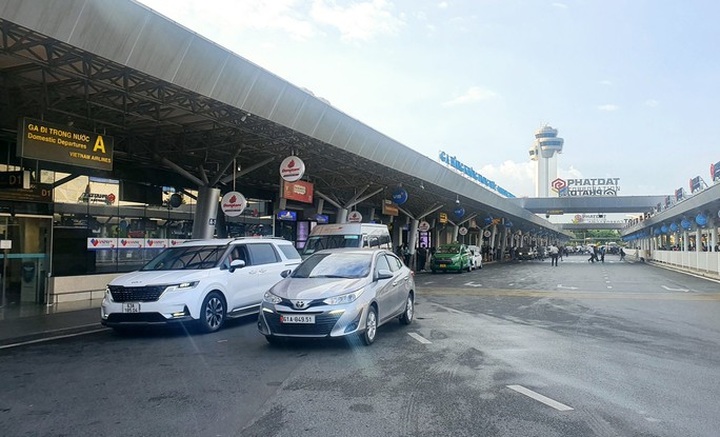 Two taxi firms face ban from HCM City airport - 1