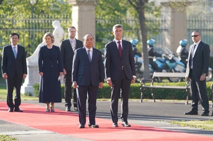 Czech PM hosts welcome ceremony for Vietnamese counterpart - 1