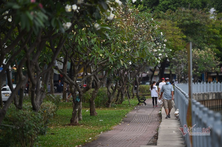 HCM City canal area attracts visitors after being upgraded - 5