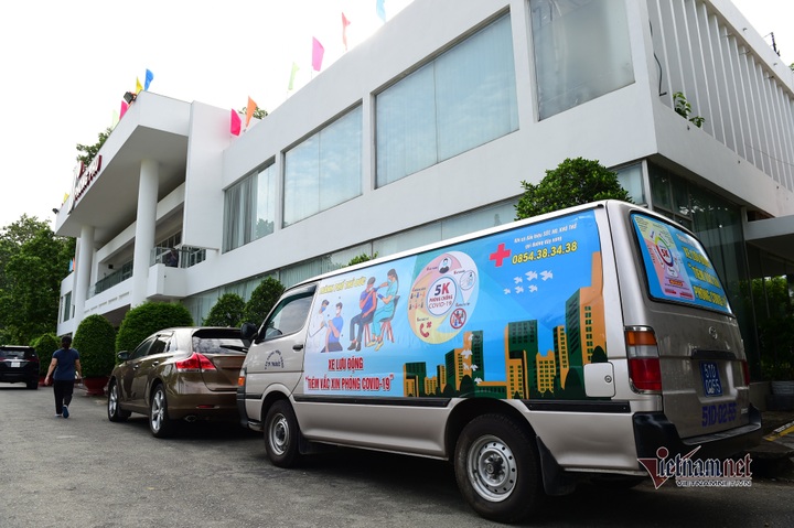 HCM City launches mobile Covid-19 vaccination teams - 1 HCM City launches mobile Covid-19 vaccination teams - 1