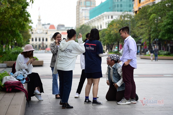 Lax approach to face mask-wearing in HCM City despite heavy fines - 3