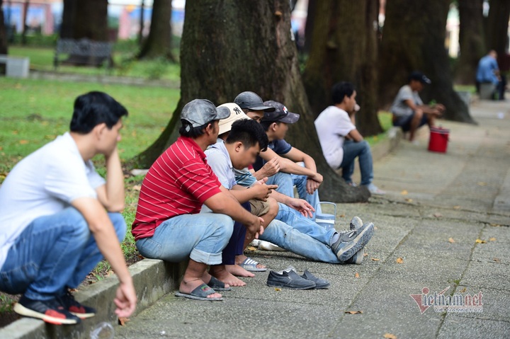 Lax approach to face mask-wearing in HCM City despite heavy fines - 1