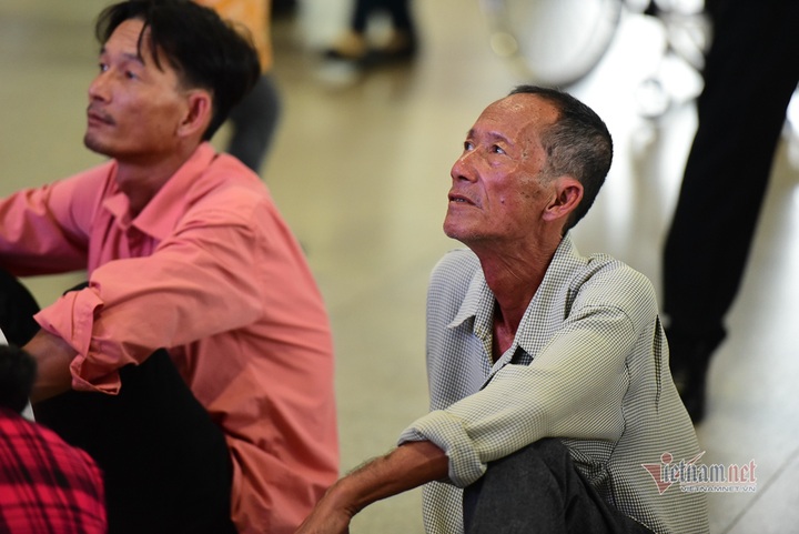 Families reunite at Tan Son Nhat as Tet nears - 1