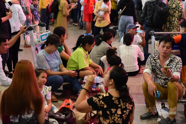 Families reunite at Tan Son Nhat as Tet nears - 2