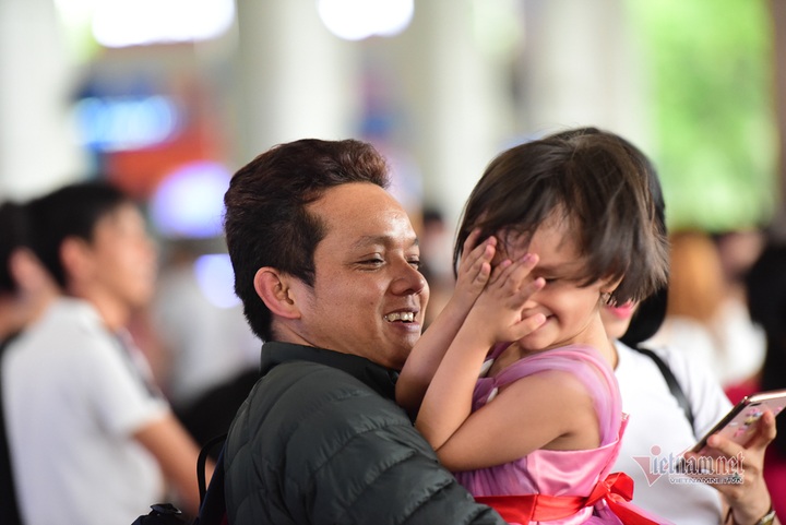 Families reunite at Tan Son Nhat as Tet nears - 4