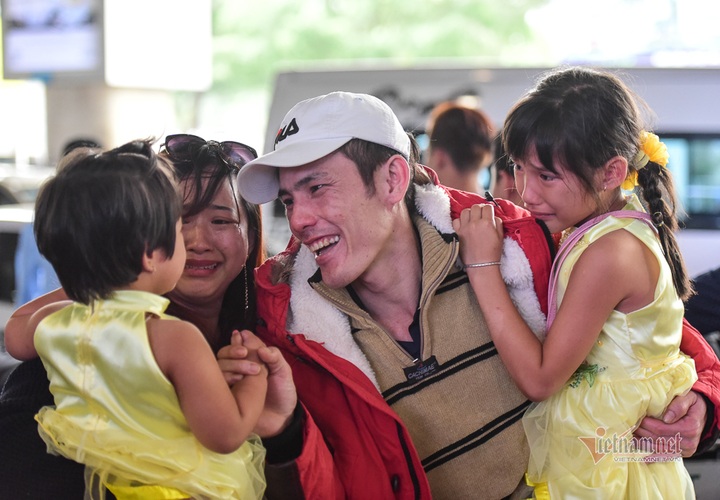 Families reunite at Tan Son Nhat as Tet nears - 3