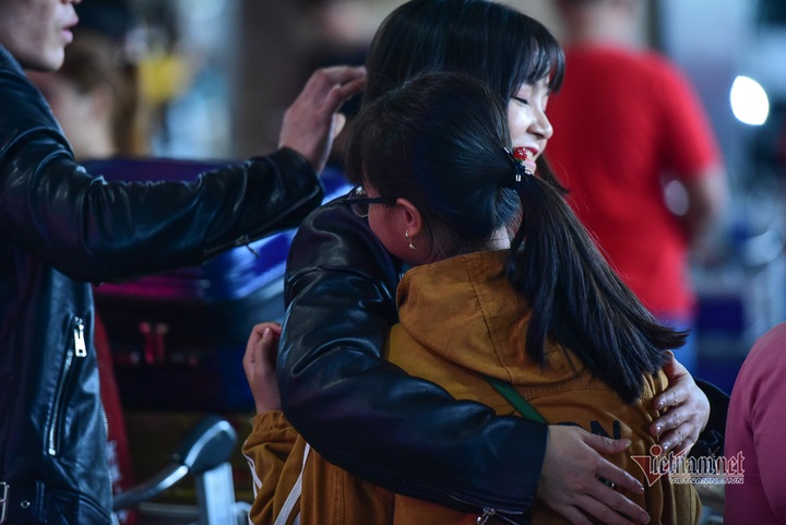 Families reunite at Tan Son Nhat as Tet nears - 5