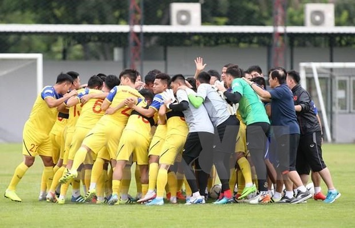 PM shows support for players before World Cup qualifier in Thailand - 1 PM shows support for players before World Cup qualifier in Thailand - 1