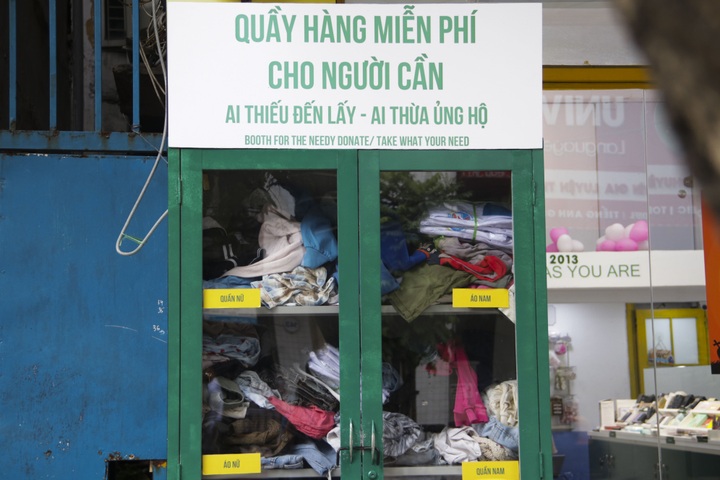 More charity clothes stalls set up in Hanoi - 1
