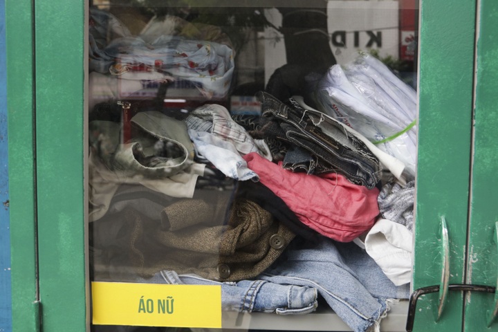 More charity clothes stalls set up in Hanoi - 6
