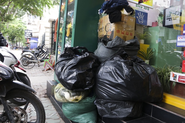 More charity clothes stalls set up in Hanoi - 2