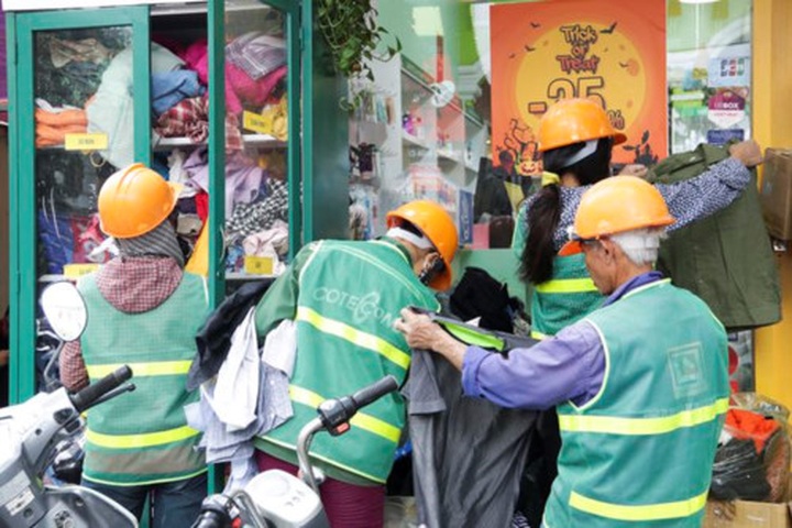 More charity clothes stalls set up in Hanoi - 5
