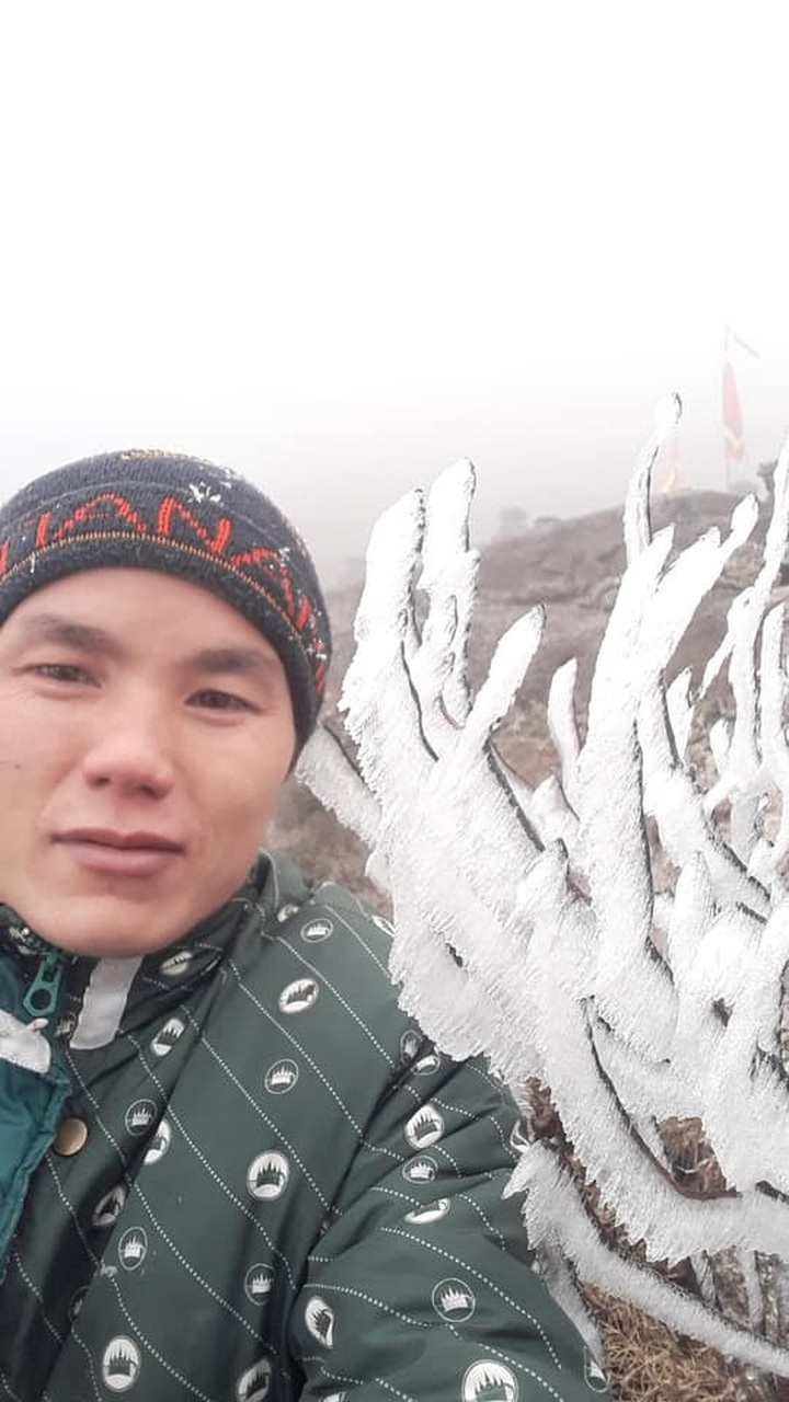 Frosts cover Fansipan Mountain - 8