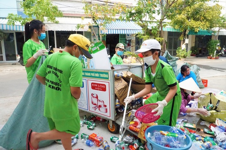 Children group helps keep Danang clean - 2