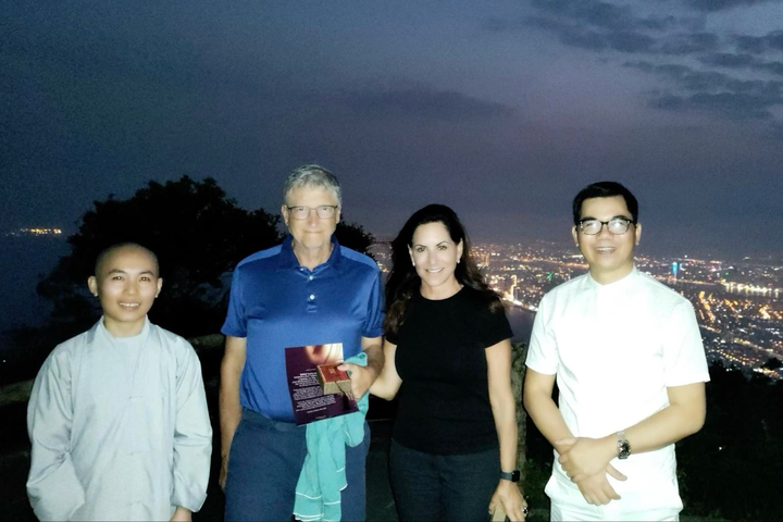 Bill Gates departs Danang after four-day holiday - 2