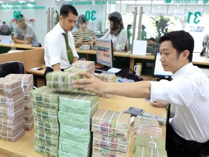 Sixteen banks cut over 21.2 trillion VND for pandemic-hit customers - 1