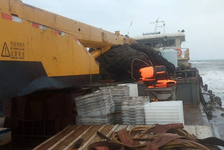Iron-hulled boat drifts to Quang Tri beach - 2