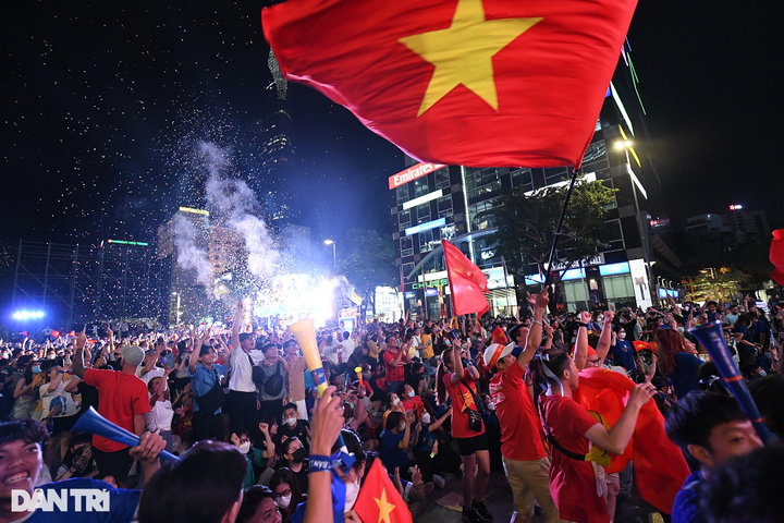 Fans flood streets after Vietnam SEA Games football semi win - 5 Fans flood streets after Vietnam SEA Games football semi win - 5