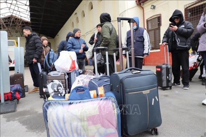 Vietnamese embassy in Germany works hard to support Vietnamese evacuee from Ukraine - 1