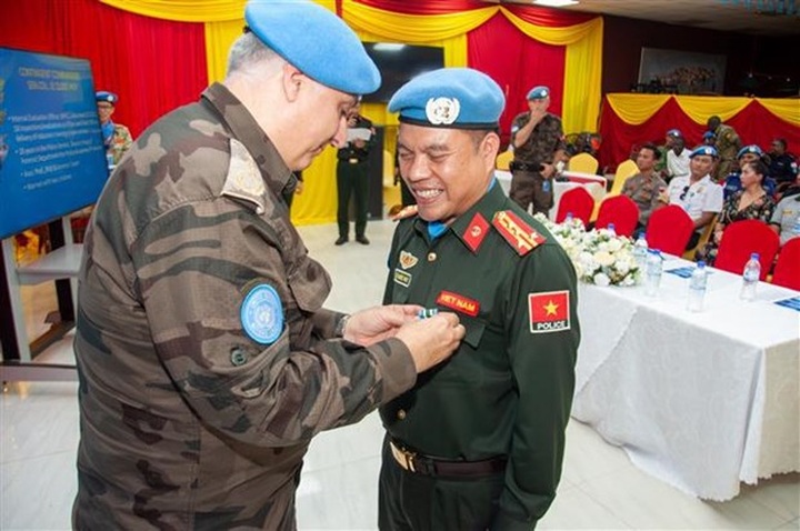Vietnamese police officers honoured by UNMISS - 1 Vietnamese police officers honoured by UNMISS - 1