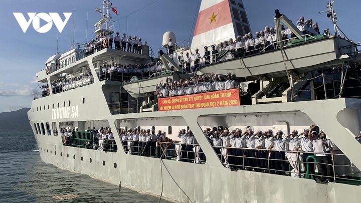 Naval ships carry Tet gifts to Spratly soldiers - 1