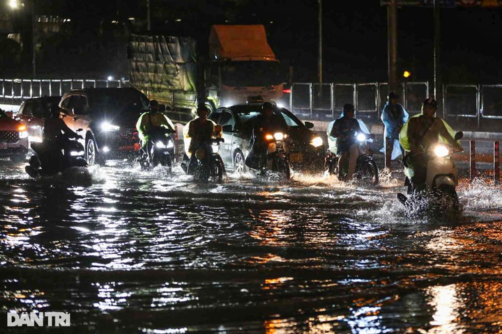 Hanoi streets submerged following heavy rain - 6 Hanoi streets submerged following heavy rain - 6