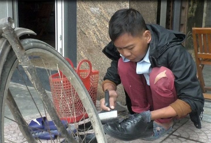 Young man polishes shoes for 10 years to have money for treatment - 1 Young man polishes shoes for 10 years to have money for treatment - 1