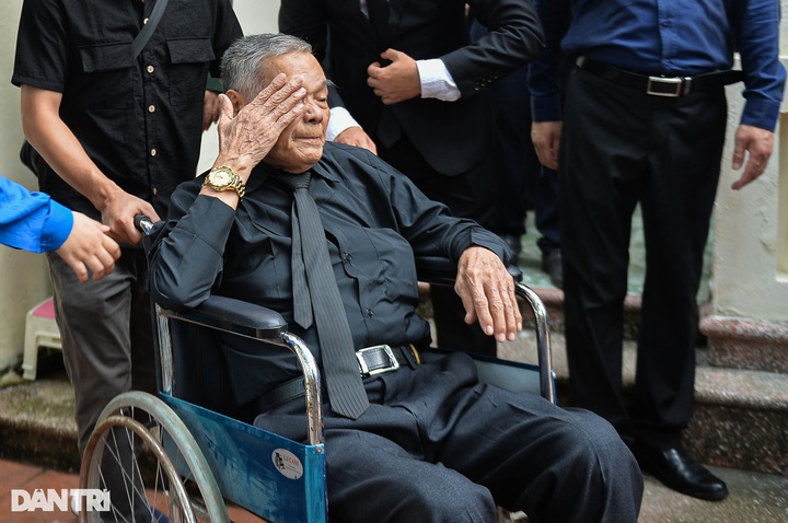 Thousands pay respects to late Party General Secretary - 14 Thousands pay respects to late Party General Secretary - 14